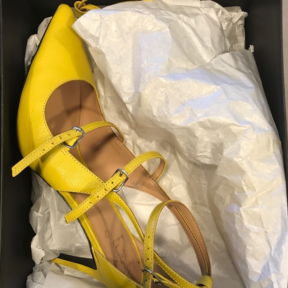 Yellow Pumps - Picture 5 of 7